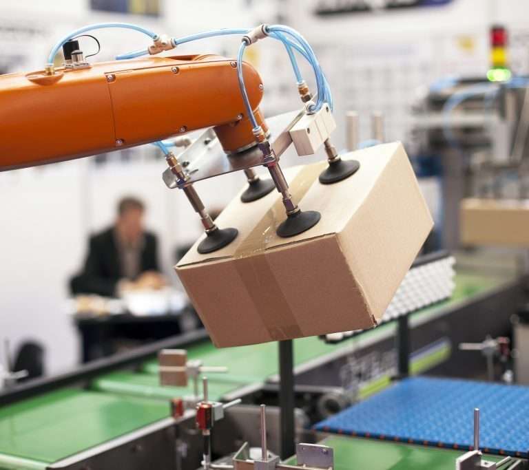 Robotização e automação industrial: quem realiza esforço físico nas fábricas são as máquinas